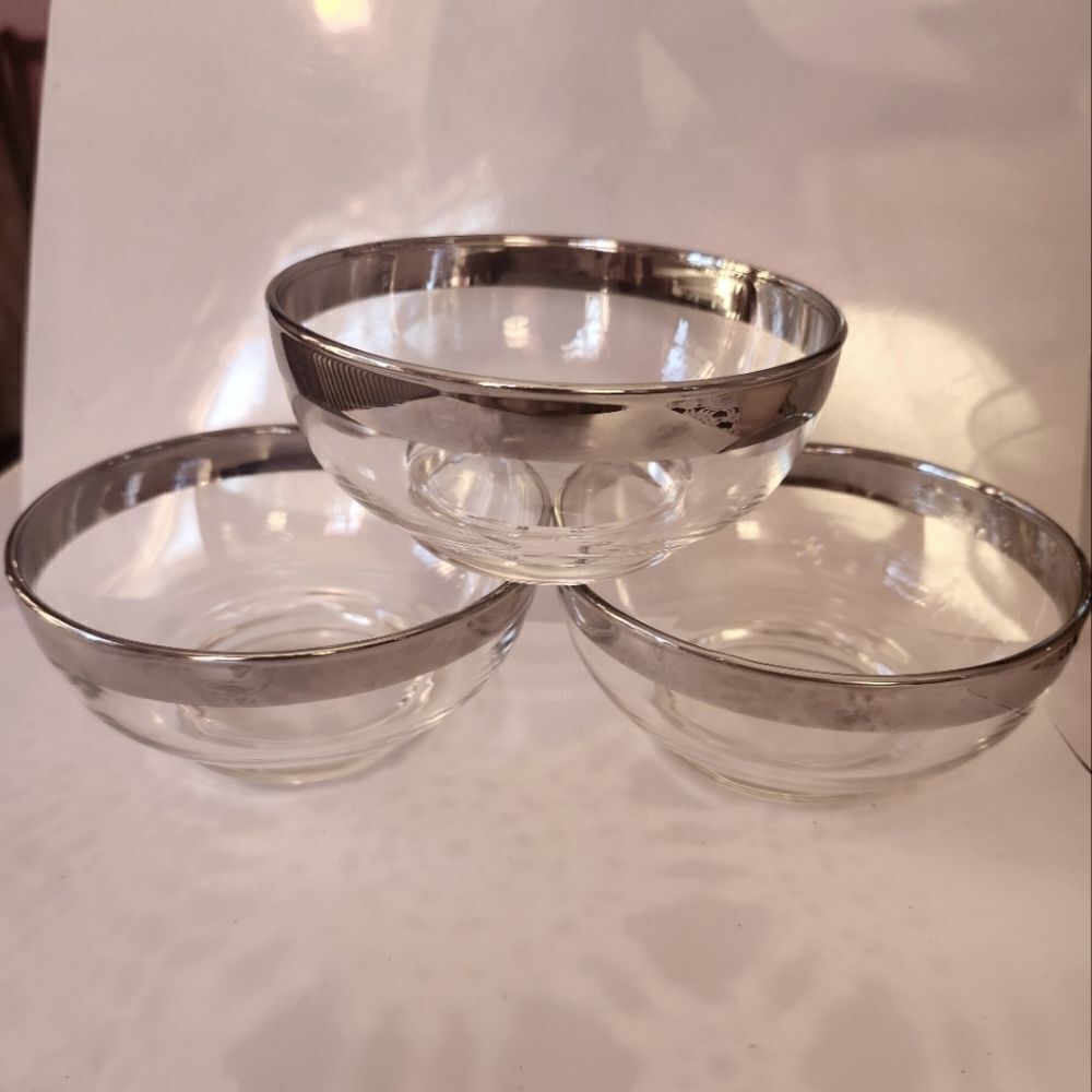 Vintage Pristine 1960s Dorothy Thorpe Set of 3 Small Glass Bowls w/Silver Band